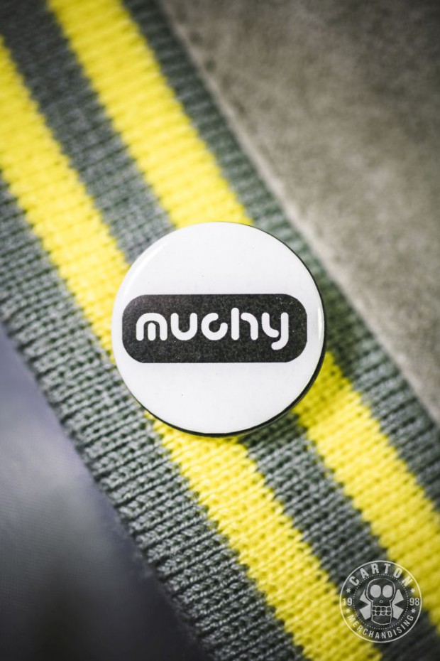 Przypinka MUCHY LOGO white/black