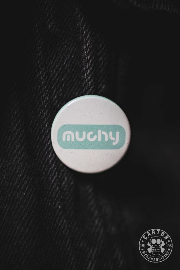 Zdjęcia produktu Przypinka MUCHY LOGO white/blue