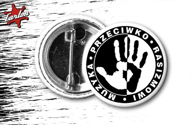 Przypinka MUZYKA PRZECIWKO RASIZMOWI LOGO white/black