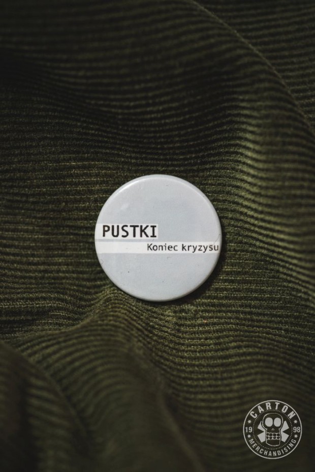 Zdjęcia produktu Przypinka PUSTKI LOGO KONIEC KRYZYSU