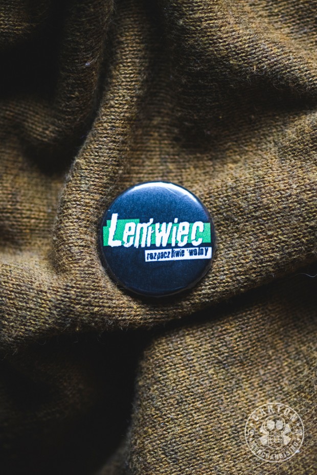 Przypinka LENIWIEC ROZPACZLIWIE WOLNY logo