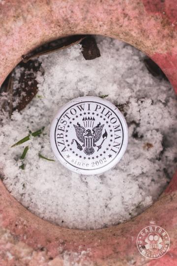 Przypinka DE ŁINDOWS AZBESTOWI PIROMANI white