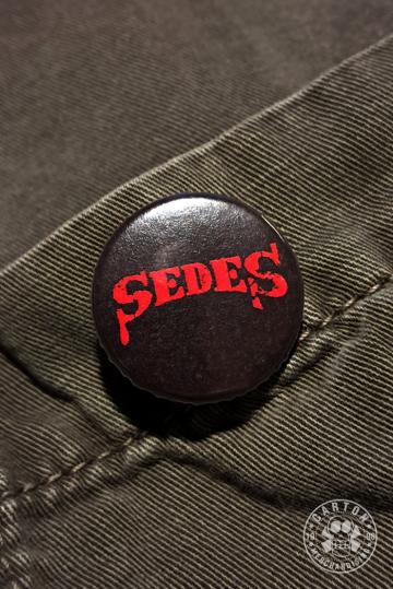 Zdjęcia produktu Przypinka SEDES DIRTY LOGO red