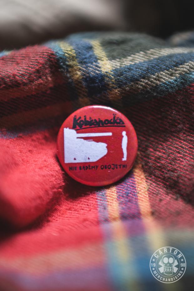 Zdjęcia produktu Przypinka KOBRANOCKA NIE BĄDŹMY OBOJĘTNI