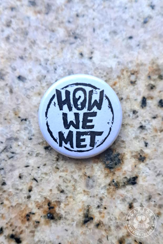 Zdjęcia produktu Przypinka HOW WE MET LOGO white
