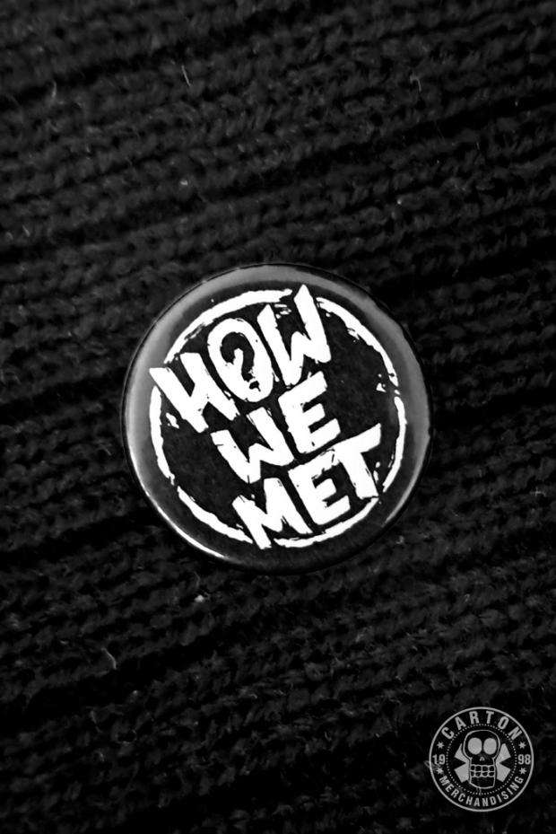 Zdjęcia produktu Przypinka HOW WE MET LOGO black