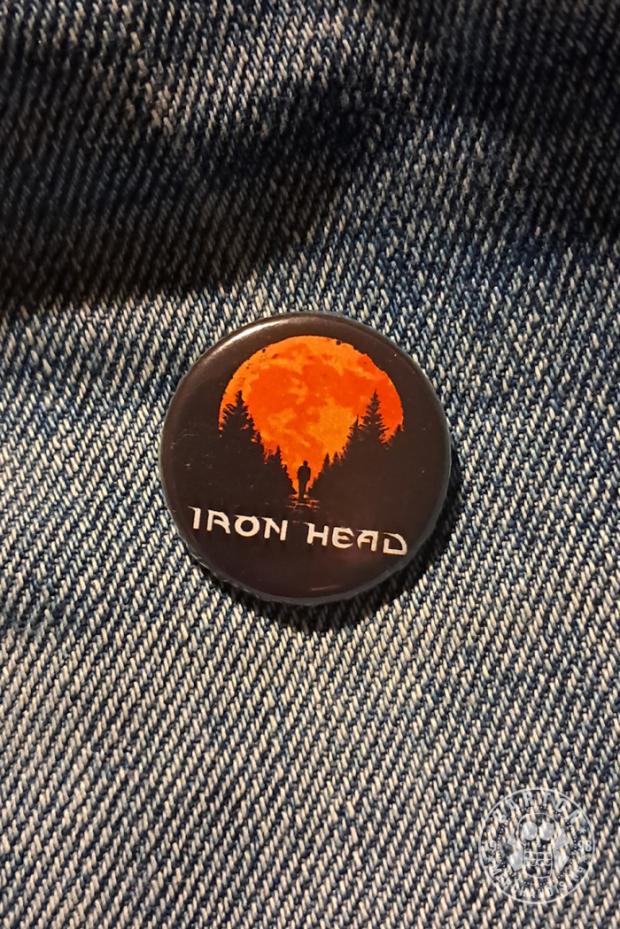 Przypinka IRON HEAD DZIEŃ ZA DNIEM