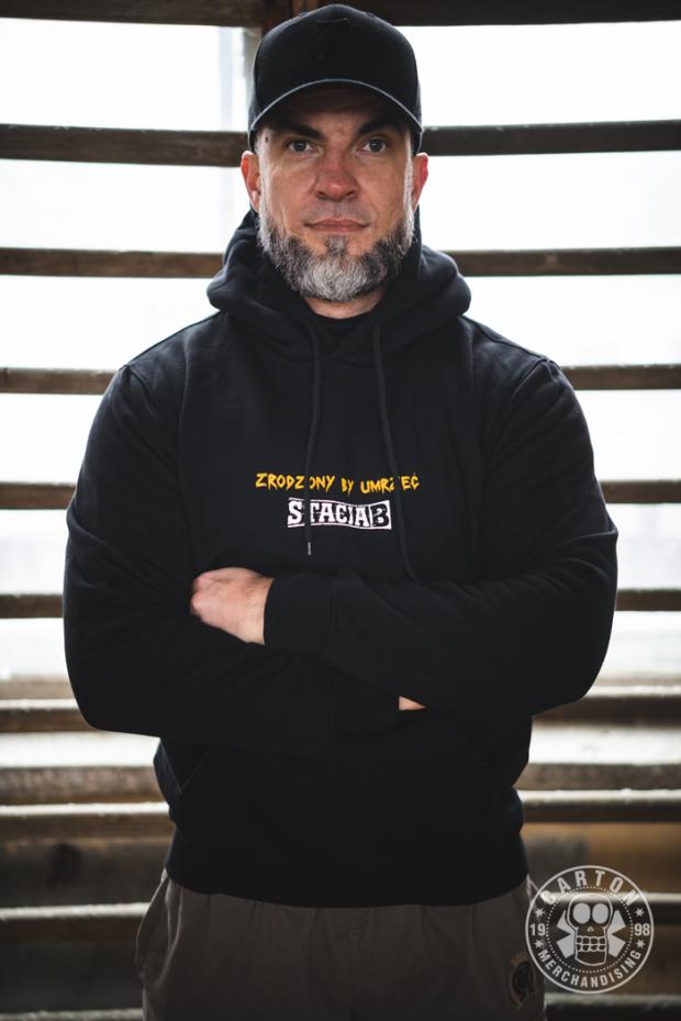 Bluza z kapturem STACJA B. ZRODZONY BY UMRZEĆ