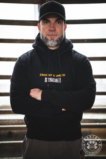 Bluza z kapturem STACJA B. ZRODZONY BY UMRZEĆ