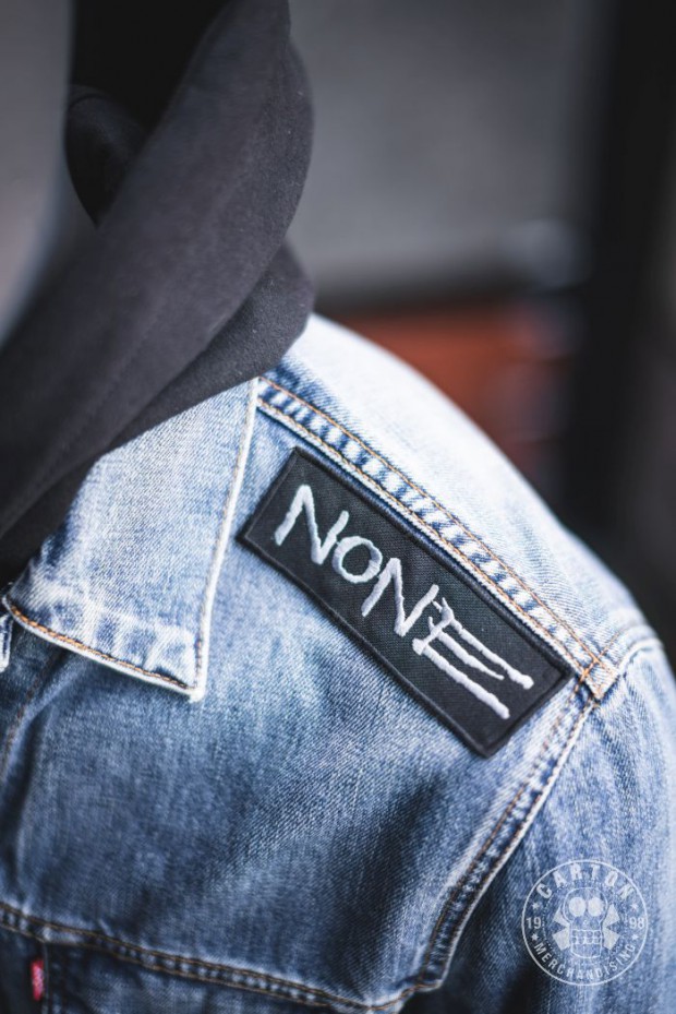 NONE LOGO - szary napis